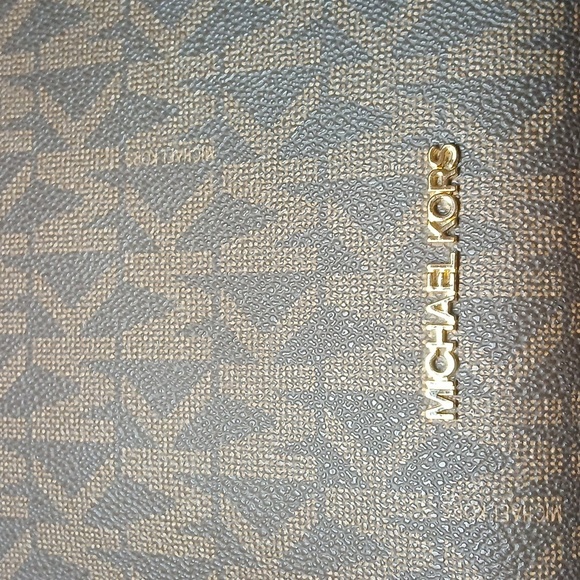 Michael Kors Medium Walsh Multifunction Tote โ Brown/Black - Picture 15 of 15